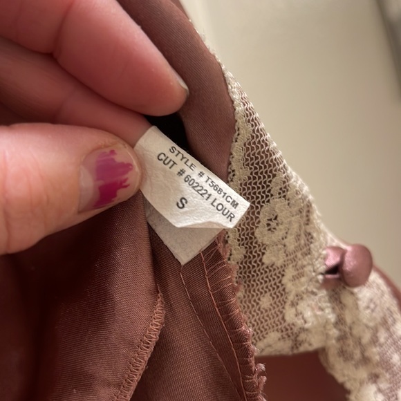 🔥🔥 Adorable silk and lace cami. - Picture 4 of 9